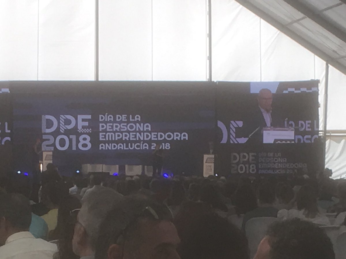 carloscuberog's tweet photo. #DPE2018 podrían enfocar con las cámaras a la intérprete de signos en vez de al político de turno dando un discurso institucional y agradeciendo a todos sus colegas no? @AndaluciaJunta como os gusta el postureo... https://t.co/jr6vW17yyT