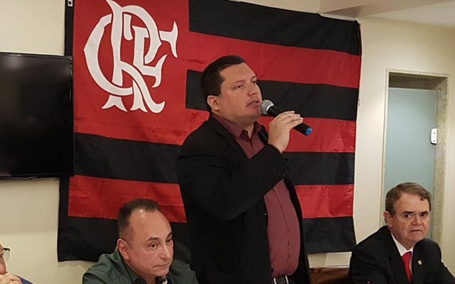 ColunadoFla's tweet photo. Candidato à presidência do Flamengo afirma: "Se ficar um ano sem título, renuncio" - https://t.co/B6IvOV9RnE https://t.co/hkTl4bptO1