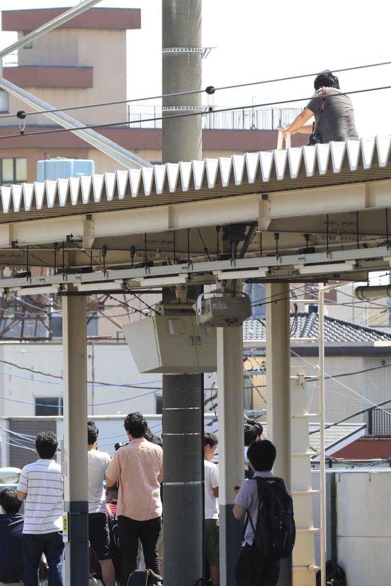 おちんちんランドの住人 武蔵野線の吉川駅で リゾートエクスプレスゆう を撮影する撮り鉄が ホームの屋根に登る行動に出る その様子が撮影されて拡散 免許証が晒されて 個人情報がモロに出る 本人 Jr東日本 吉川駅の梯子を切断して登れ