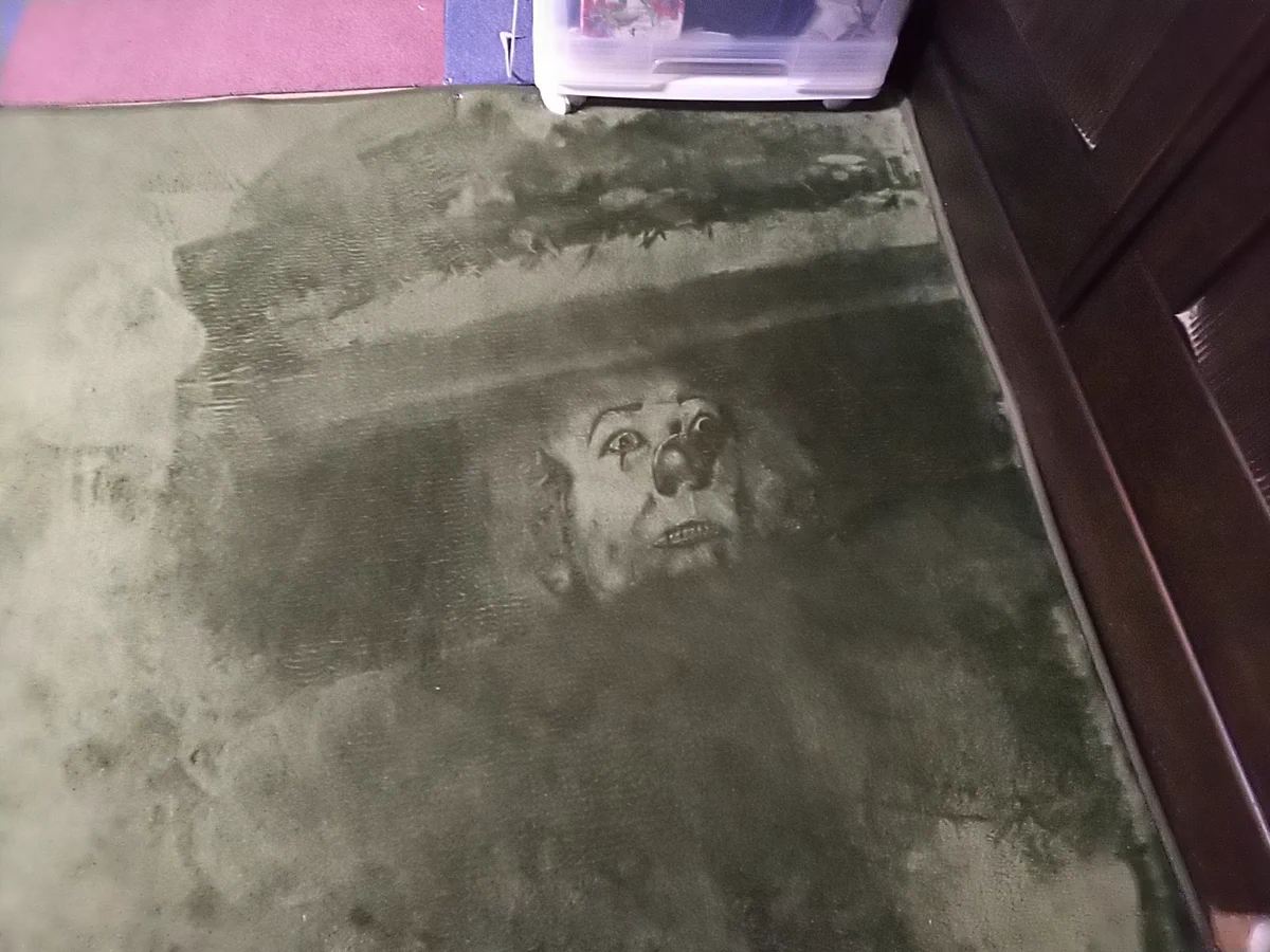 すげえｗｗｗ 絨毯から見てる？絨毯に描かれたペニーワイズ怖すぎｗｗｗｗ
