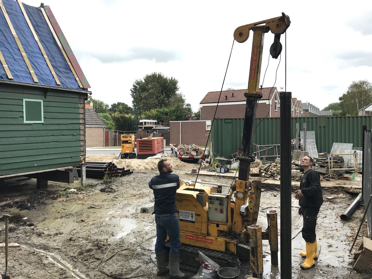 decoogh's tweet image. #Rijksmonument uit 1680 op t’Kalf 86 te #zaandam is verplaatst en wij maken de nieuwe #fundering foto 1 is uit 1916 mooie klus voor @decoogh #trillingsarm #heien #buispalen