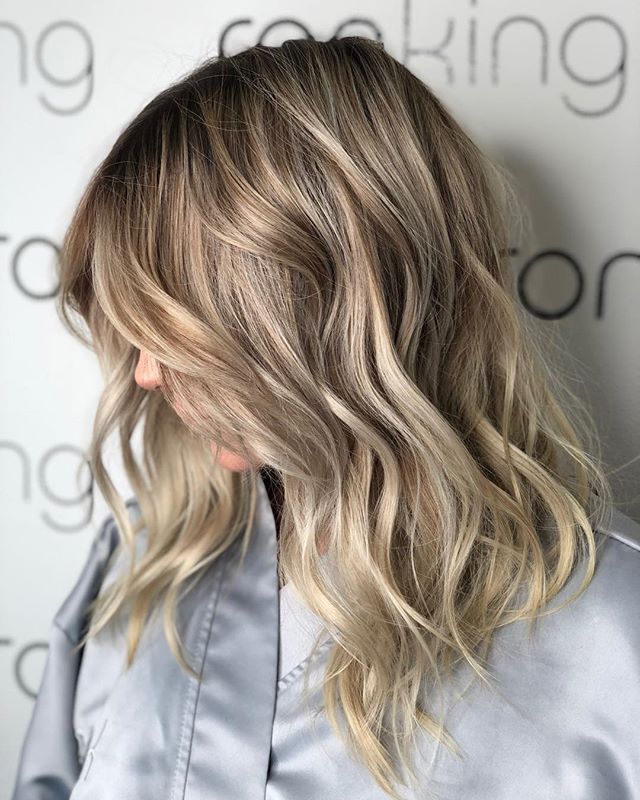 InvisiTab's tweet image. • What kind of blonde are you? Icy? Creme? Beige? Gold? Strawberry? •
•
•
• @goldwellus •
•
•
#h3000 #hairart #curlbrush #hairartproducts #icyblonde #toussledhair #sexyhair #goldwell #goldwellapprovedus #colorance #iamgoldwell 📷: @ronkingbeauty