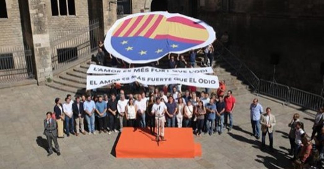 Aquí una foto de "la mitad de los catalanes". 
Dentro de un rato pondremos fotos de la otra mitad.
#AritmeticaCs