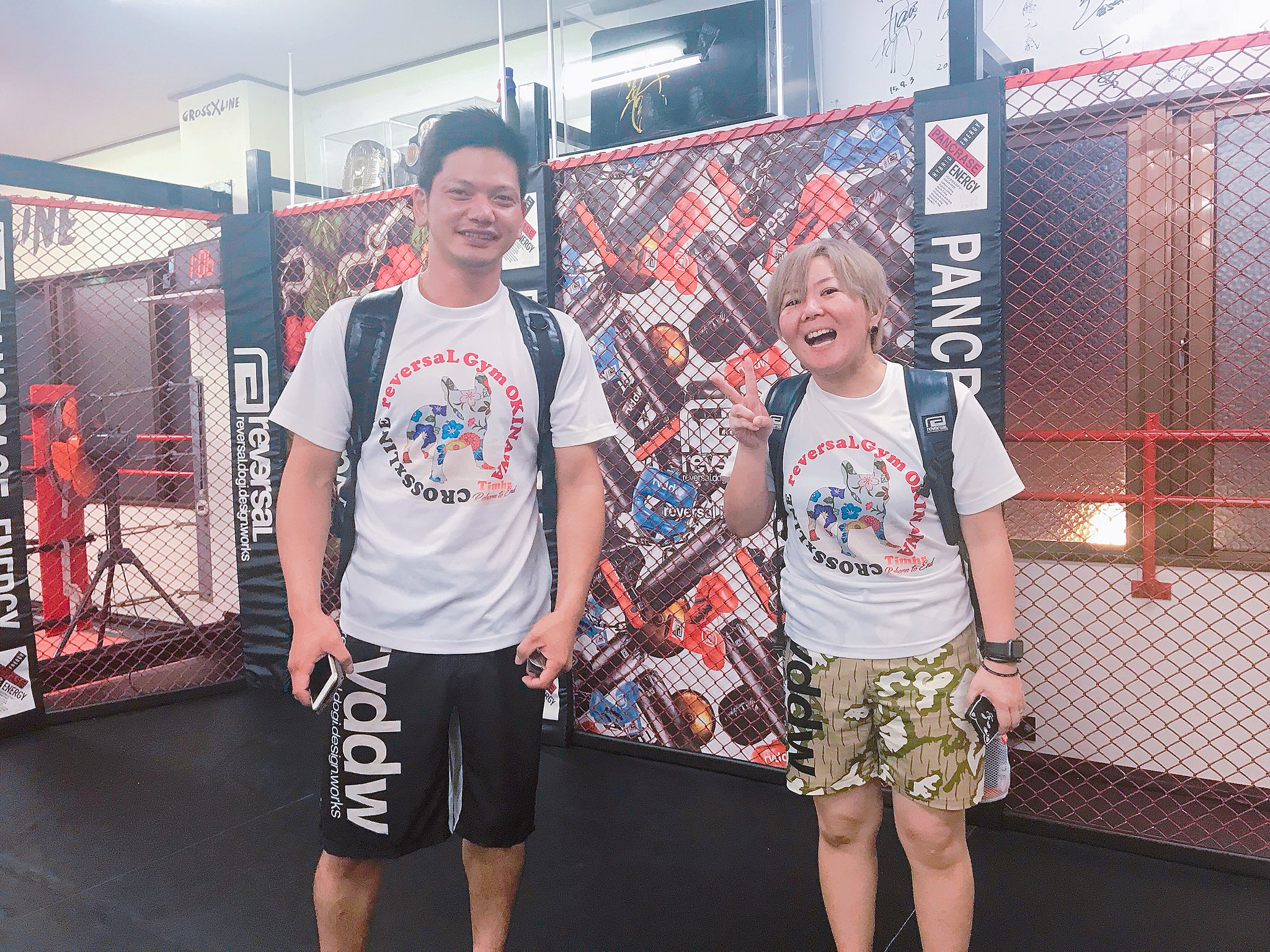今日のバカップル ๑ ๑ Tシャツもお揃い リュックもお揃い ホントにペアルックで同じ時間に登場ｰｰｰ 18 09 11 那覇市 本島南部 モノレールの格闘技 Reversal Gym Okinawa Cross Line 那覇市 ダイエット 美らタウン沖縄 沖縄の観光 地域