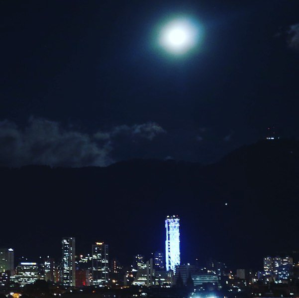 Una luna rellenita se asoma esta noche en Bogotá ift.tt/2QTsFGC