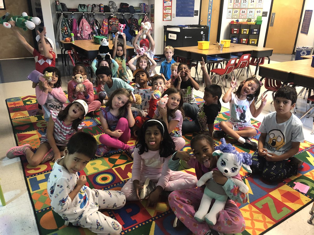 margaretk_moore's tweet photo. For our third Ocee Way class fund reward, these @oceeotters selected to have a pajama party!! 🎉💙 #TheOceeWay @OCEEPrincipal https://t.co/UJyiSc9o7U