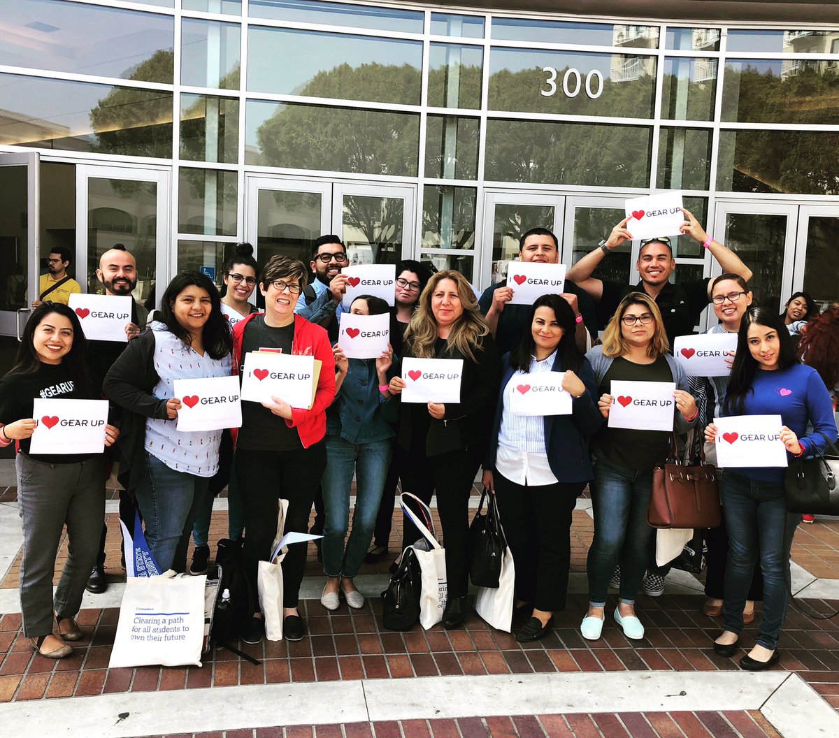 GEARUP4LA's tweet photo. #GEARUPLA staff gaining knowledge  for college application season at the #CSUConference.
@lausd_ldc 
@Monica4LAUSD
@JimmyGomezCA
@LASchools
@edpartnerships
@SenFeinstein
@KamalaHarris
 
#GEARUPworks
#GEARUPWeek
#i❤️GEARUP https://t.co/qjabeuhamX