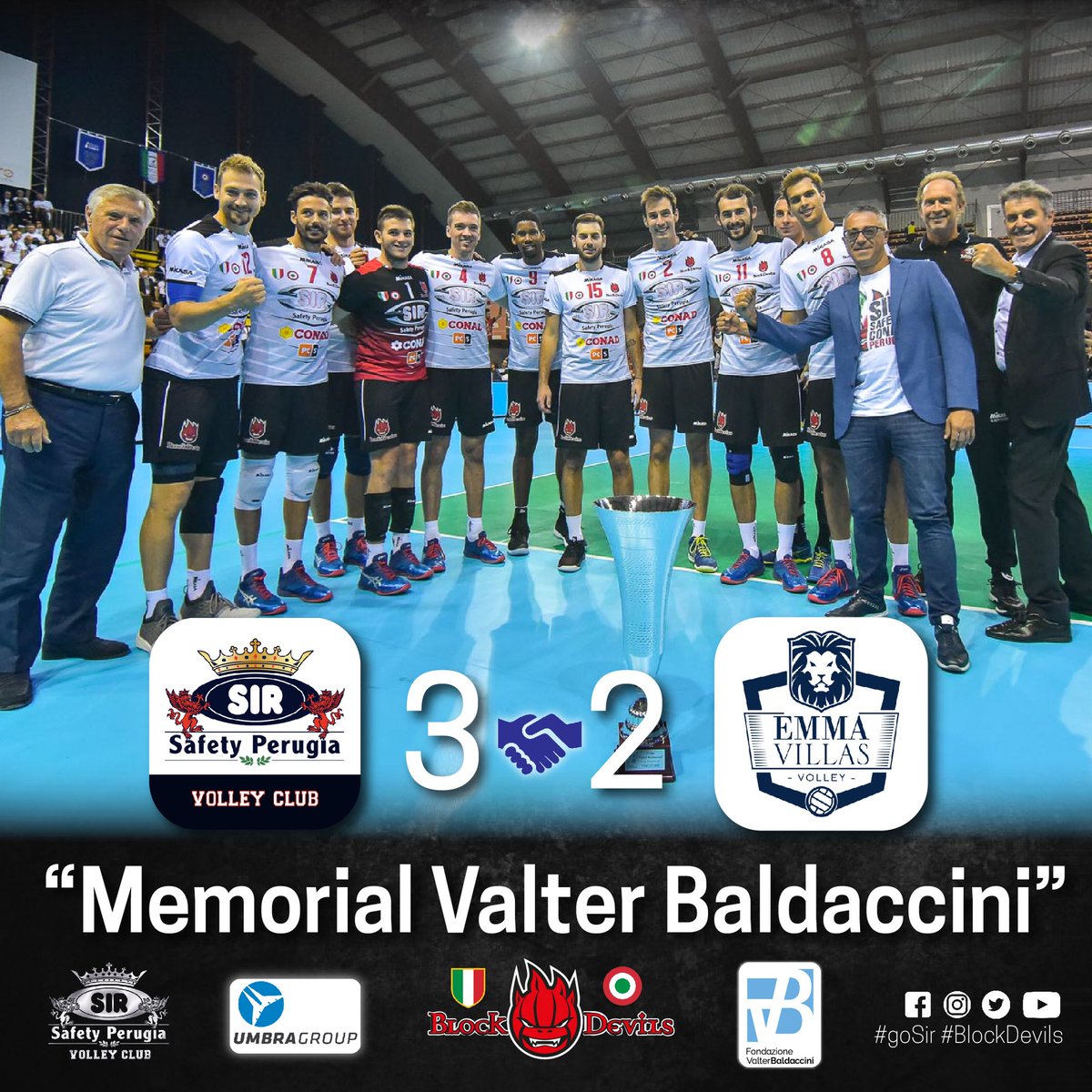 SIRVolleyPG's tweet photo. Il primo “Memorial Valter Valdaccini” lo vinciamo noi! Bella #partita sul campo ma anche fuori!
Un migliaio di persone hanno riempito il Pala Barton contribuendo al progetto “Famiglia e Lavoro” promosso dalla @fondazionevb.
Bravi ragazzi!
#MemorialVB #FVB #goSir #BlockDevils https://t.co/2ujT0pLnA0