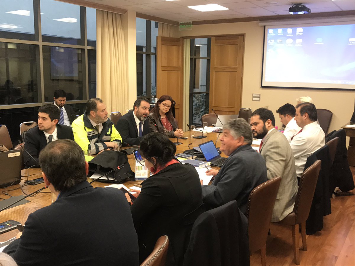colmedchile's tweet photo. Dr. Ulises González y Dra. Loreto Acuña, pdte y secretaria de Sociedad Chilena de Medicina de Urgencia representan @colmedchile ante Comisión de Salud @CamaraDiputados sobre proyecto que obliga a disponer de desfibriladores externos automáticos portátiles en lugares públicos. https://t.co/dOG1M6z82s