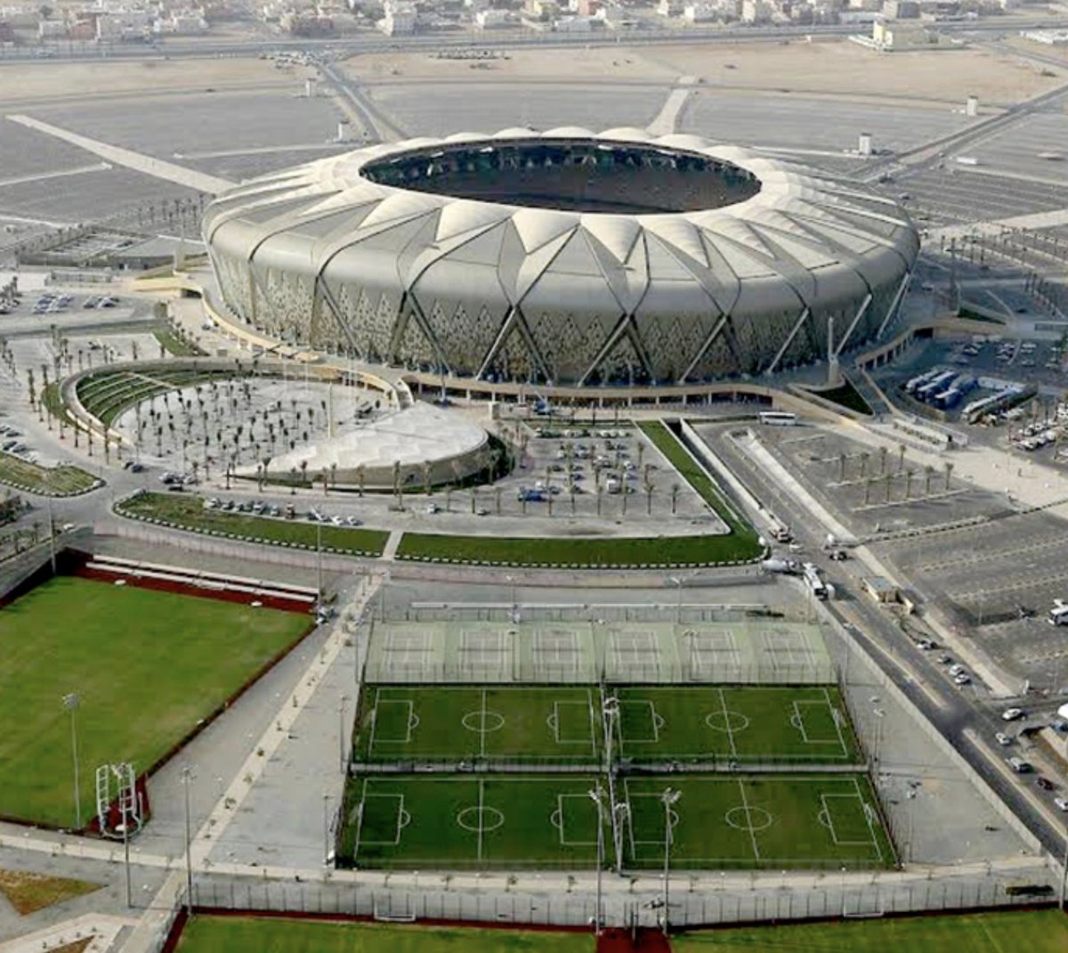 عبدالعزيز أحمد حنش On Twitter بداية أود الإشارة الى أنه تم تصميم استاد مدينة الملك عبدالله الرياضية في جدة لجعله يبدو وكأنه جوهرة ترتفع من الرمال ومن هنا أتت تسميته باستاد الجوهرة