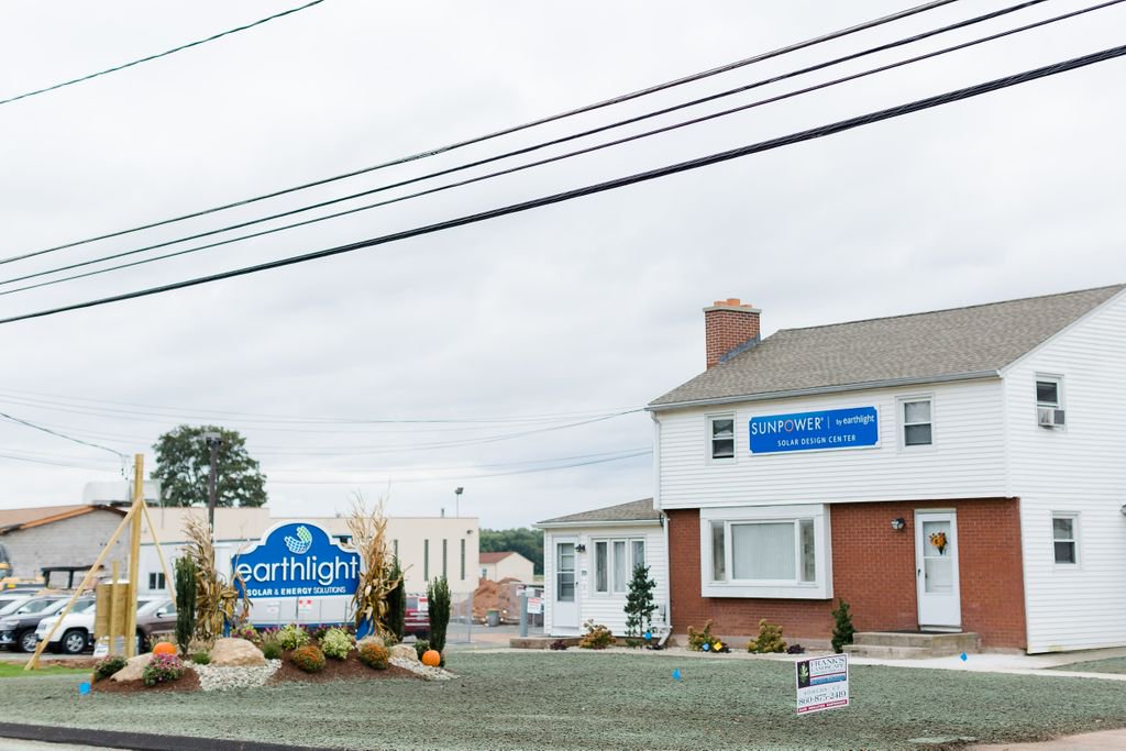 EarthlightTech's tweet photo. We're getting ready for our 10 year anniversary next month and are greatly appreciative of the help from Sign Factory, @bahlerbrothers and Frank's Landscaping in our recent make-over! https://t.co/UN2dOu9RH2