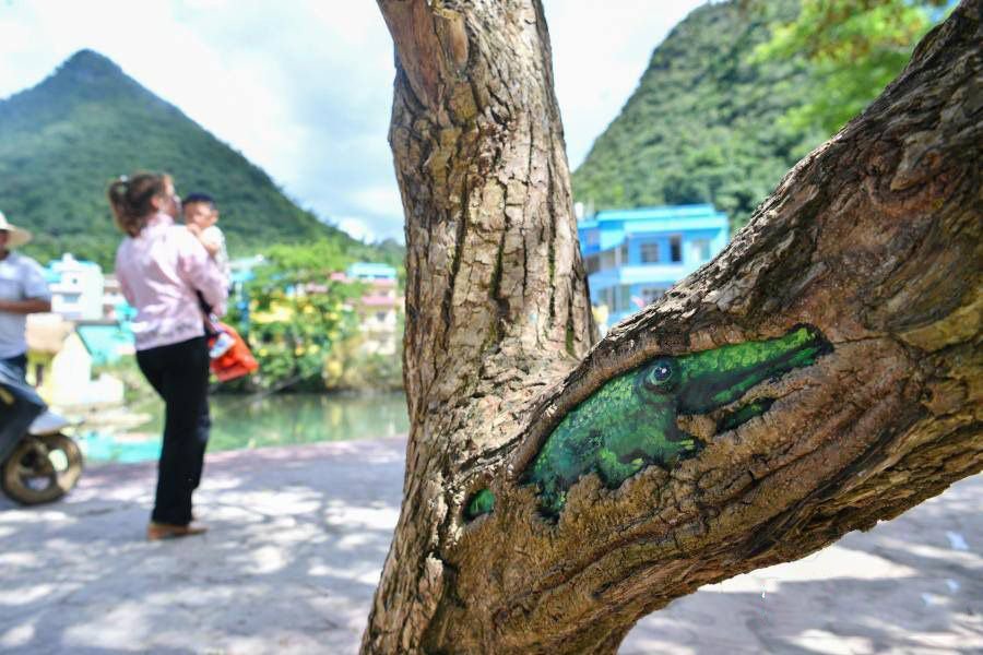 cgtnenespanol's tweet photo. Un grupo de artistas comenzó a pintar los edificios y los árboles en diferentes colores hace un mes, para ayudar a atraer a turistas al condado de #Guangnan, en la provincia de #Yunnan en el sudoeste de #China. #Turismo #BellezaChina https://t.co/A28OqCJDra