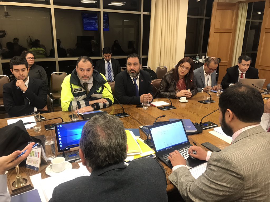 colmedchile's tweet photo. Tras participación de representantes de Soc. Chilena de Medicina de Urgencia y @colmedchile Comisión de Salud de la @CamaraDiputados aprueba por una unanimidad proyecto que obliga a disponer de desfibriladores externos automáticos portátiles en establecimientos públicos. https://t.co/OcPs60sczz