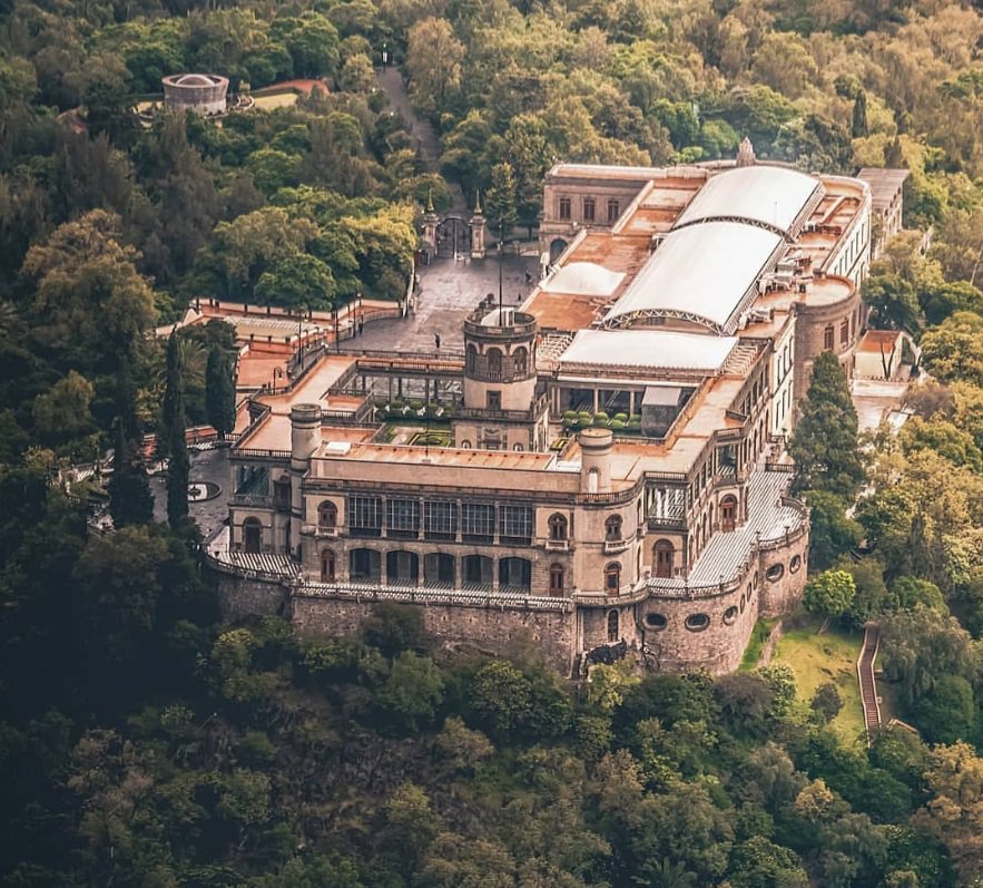 El <a href="/Museodehistoria/">Castillo de Chapultepec</a>, mejor conocido como Castillo de Chapultepec, cuenta con una colección que ilustra una buena parte de la historia de #México, con obras de arte, muebles, ropa y efectos personales de quienes lo habitaron #BestOfMx 🌟 bit.ly/2DwJt3y