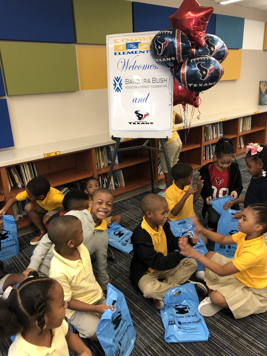 TFSmith_0725's tweet photo. The Barbara Bush Foundation and the Houston Texans visited us today to allow our scholars to start their own home library 🏢
Every student received 6 📚books of their choice ✅
#Codwell #LIVELOVELEADJEC #1stGrade #HappyTuesday https://t.co/AQYh4gWTV7