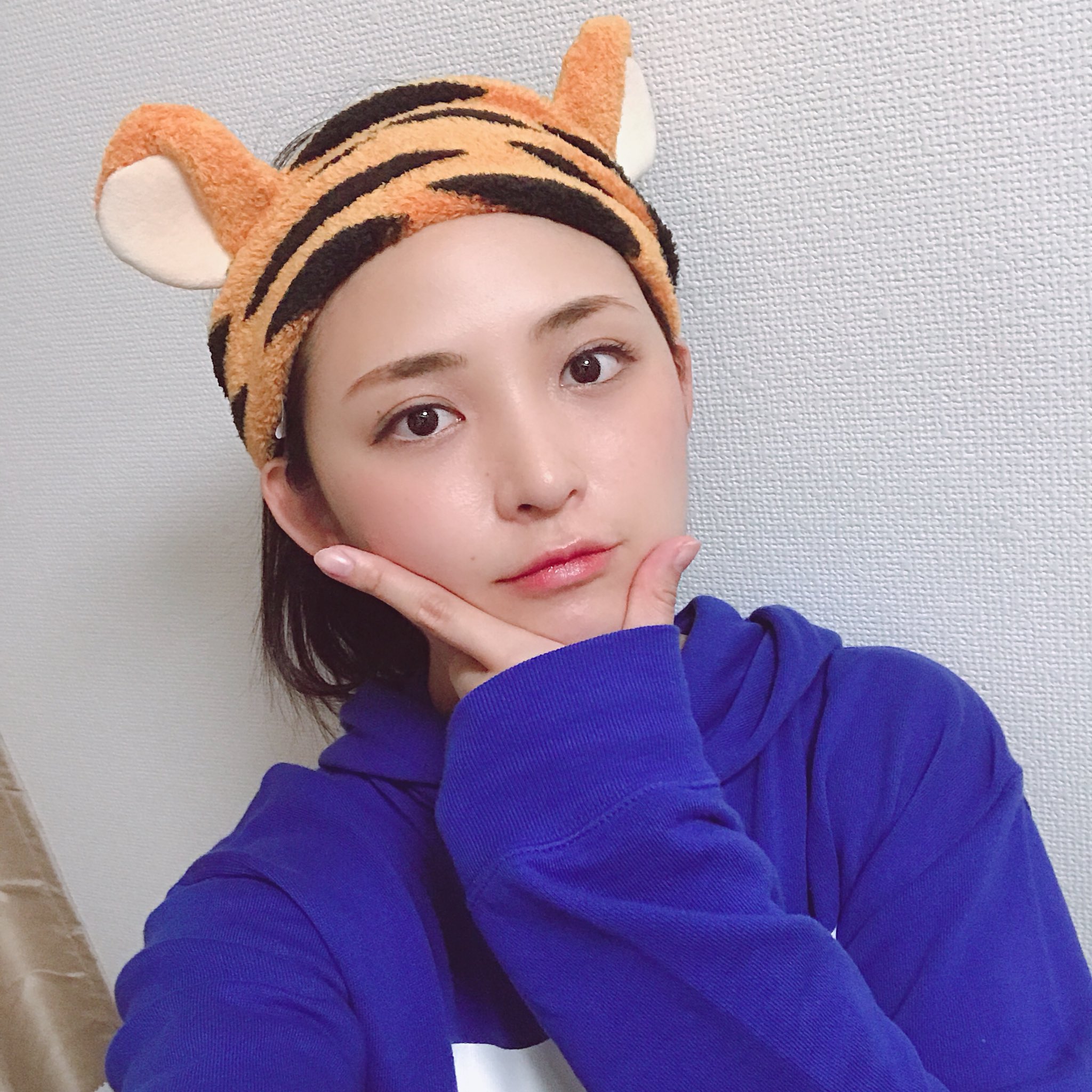 鈴木咲 スパイダーマンヤバイよ面白くてやめどきが分からないよ という事で朝までやってしまった ゲームをやる時は前髪が邪魔なので こないだディズニーで妹と買ったティガーのヘアバンドつけてやってました 最近のディズニーの耳は実用性があって