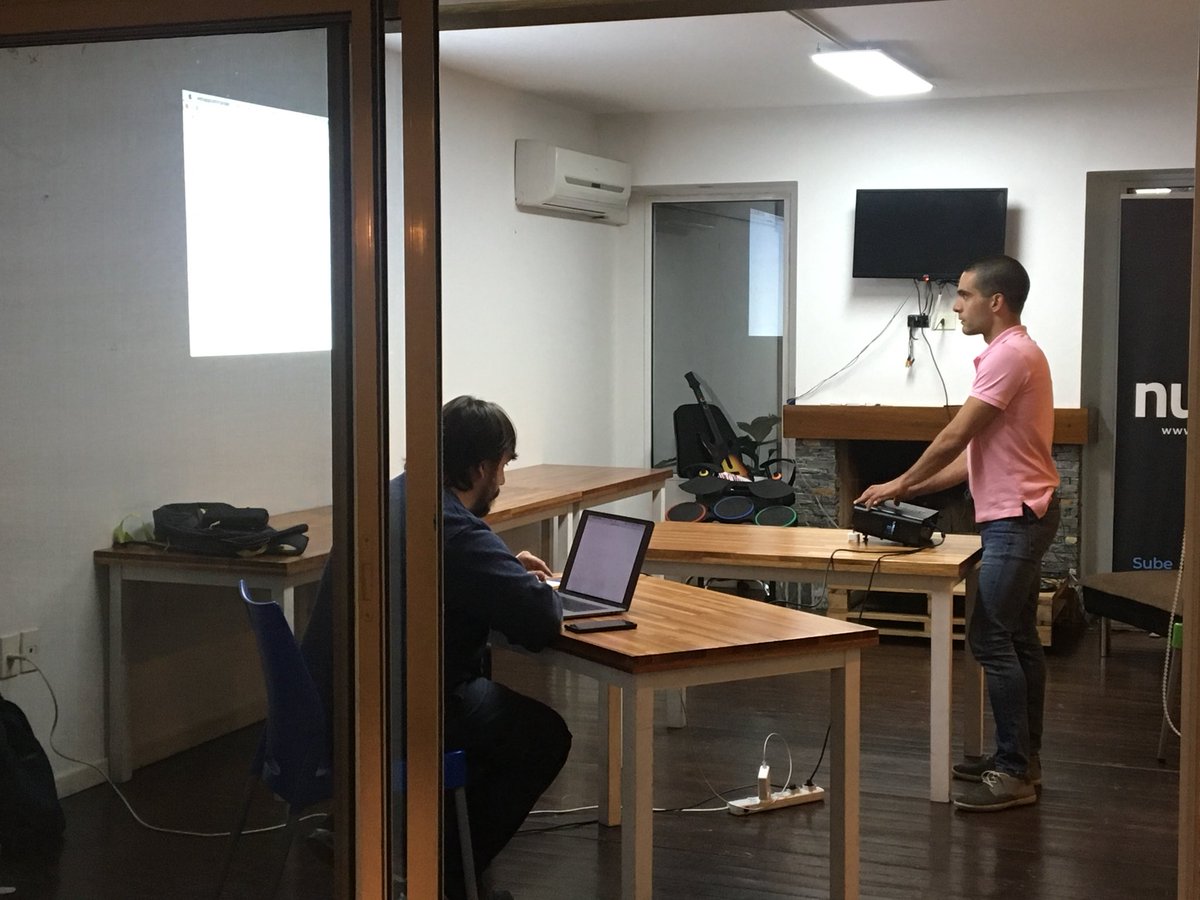 iugo_uruguay's tweet image. 💯 A continuación, @abr4xas presentará #AdonisJs en la #laravelmeetup en @iugo_uruguay 😎