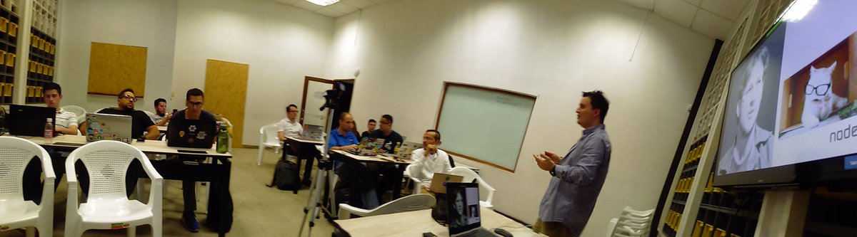 calypsobronte's tweet image. Hablando un poco de Ryan Lienhart Dahl @nodejs en el workshop de #hapijs en @node_co en nuestra casa @WorkiaSpace