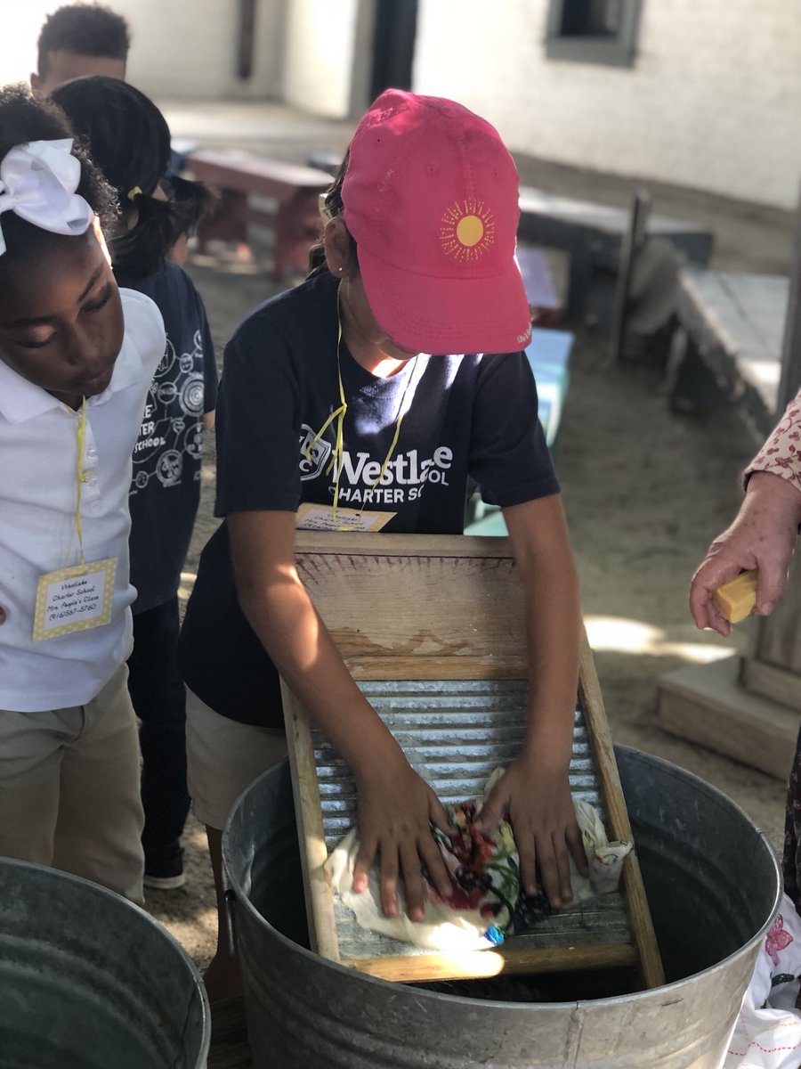 mpfg2007's tweet image. Hands on Learning during our field lesson at Sutter’s Fort. #WCSJoyfulLearning #LifeLongAgo #WestlakeCharter