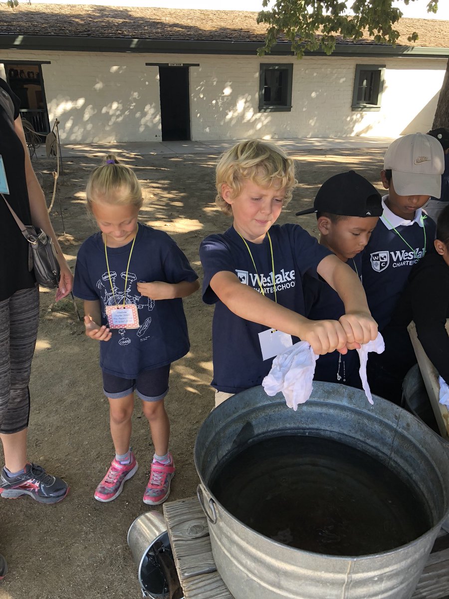 mpfg2007's tweet image. Hands on Learning during our field lesson at Sutter’s Fort. #WCSJoyfulLearning #LifeLongAgo #WestlakeCharter