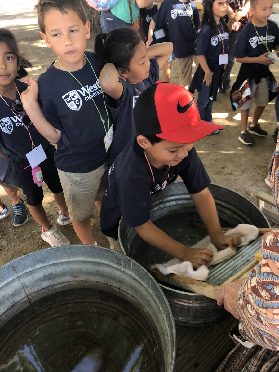 mpfg2007's tweet image. Hands on Learning during our field lesson at Sutter’s Fort. #WCSJoyfulLearning #LifeLongAgo #WestlakeCharter