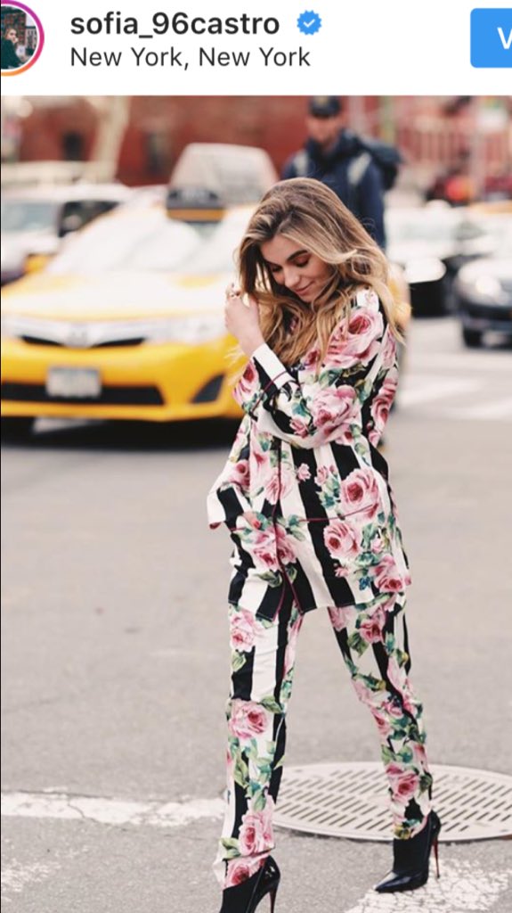 #DosMéxicos El niño que sacaron del salón por no llevar zapatos a causa de su pobreza. La hijastra que presume vestirse de diseñador con recursos del erario público, yendo a fiesta de <a href="/dolcegabbana/">Dolce&Gabbana</a>