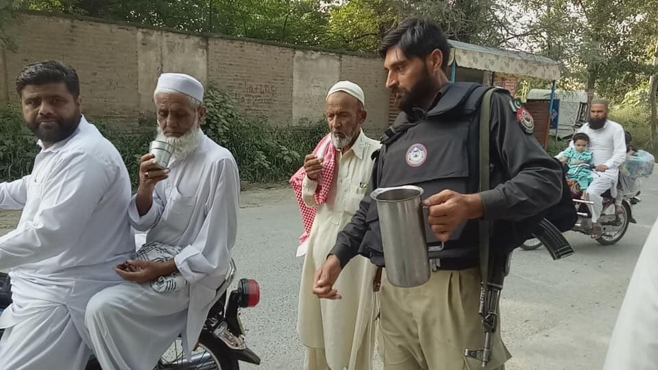 shazadk's tweet photo. سپاہیوں کا پانی کے جگ کے ساتھ کڑا ہونا اور لوگوں کو پانی پلانا، کیا یہ پولیس ریفارمز ہیں یا ان سپاہیوں کی تذلیل ؟
#KPPoliceReforms https://t.co/9ndX1alXAp