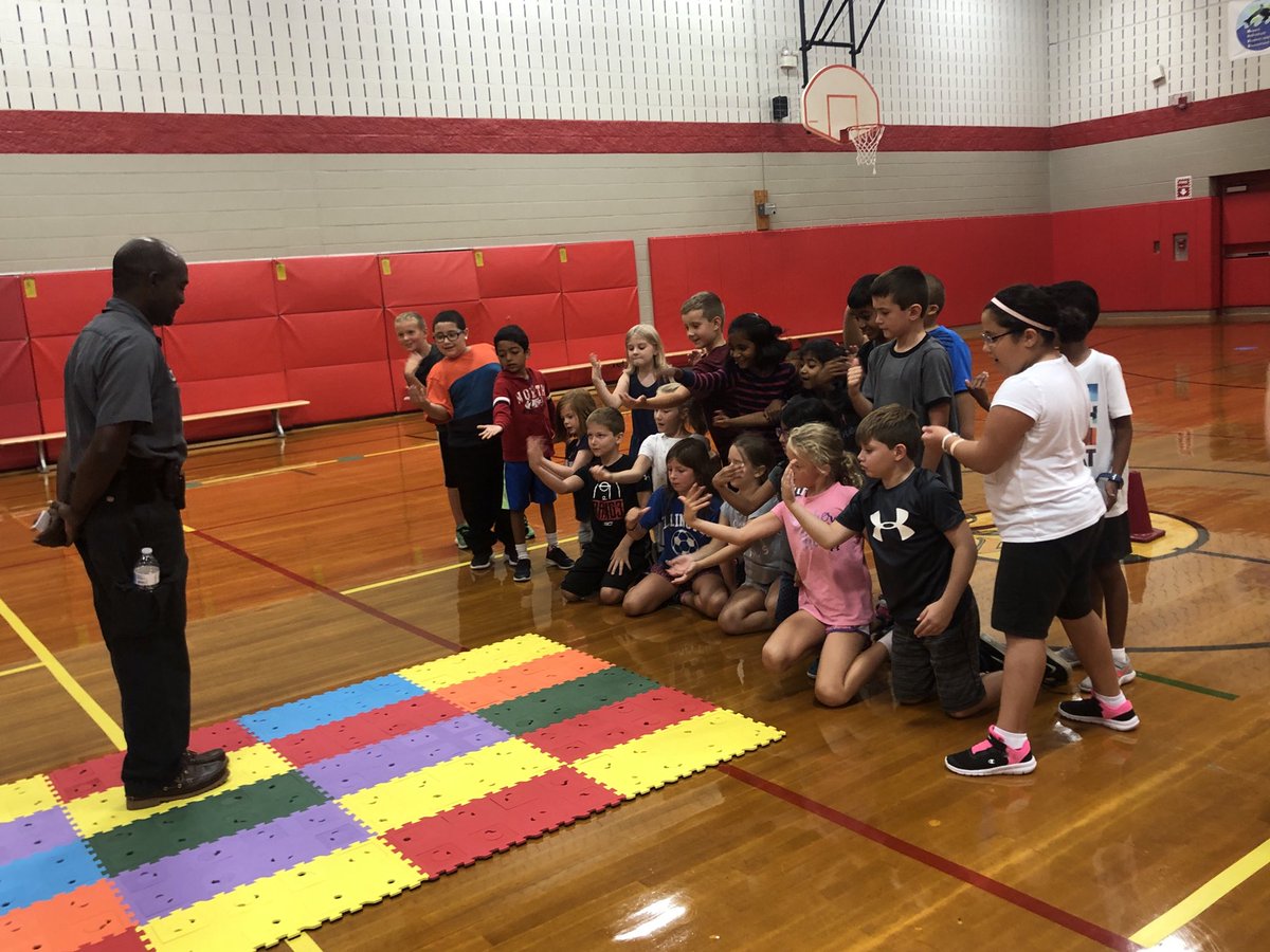 WindermerePE's tweet image. Helping Mr.Wilson (with non-verbal cues) cross the maze before their time runs out! #teambuilding #settingthetable @MrsStroly @WindyWhales