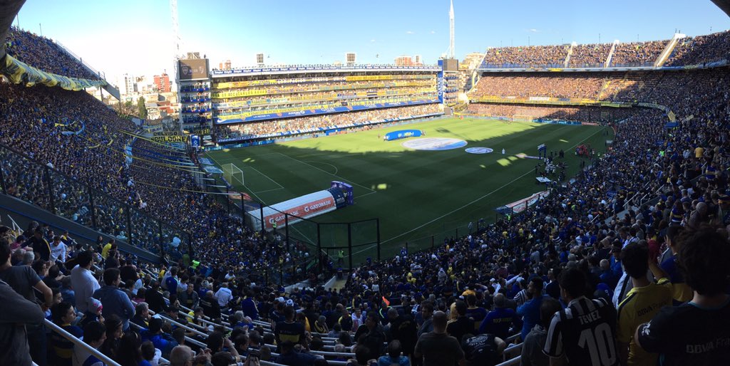 xeneize3deabril's tweet photo. La bombonera el miércoles / la bombonera hoy 

Esto es boca 💙💛💙 https://t.co/NGD3dbrEfh