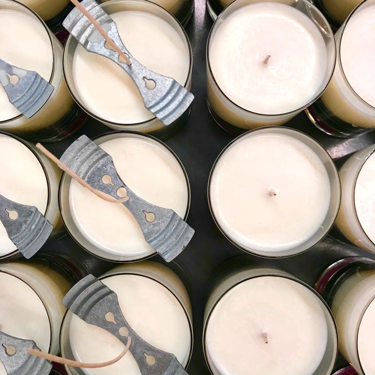 For many of us, it's time to start preparing for another week ahead. What are some of the ways that help you get ready to start fresh on Monday? A good workout? Reading a book? Burning your favorite candle of ours and having a glass of wine...? 🍷📚🕯