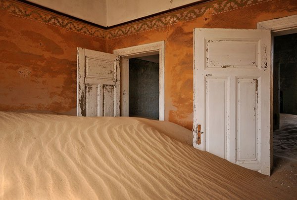 A house being swallowed by a dune in the Namib desert. See more great photos of this fascinating landscape here: theatlantic.com/photo/2018/08/… #drylands   #geographyteacher #AlevelGeog