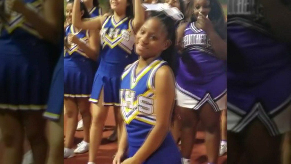 abc13houston's tweet photo. Crowd signs 'Happy Birthday' to deaf Milby High School student https://t.co/dEKOxecelB https://t.co/eInUocMsbc