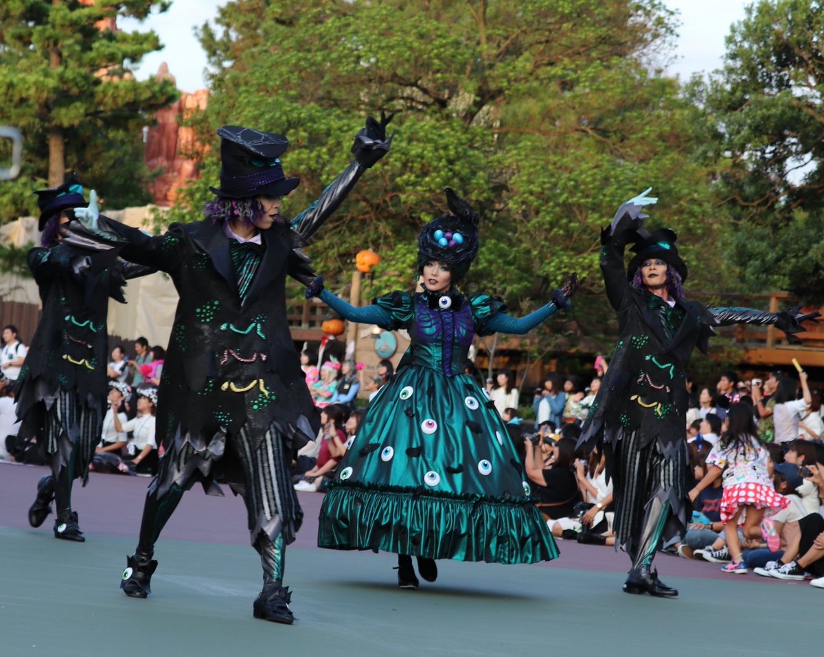 マダムの重さを感じるスカートの揺れ具合が堪らない #スプーキーBoo
