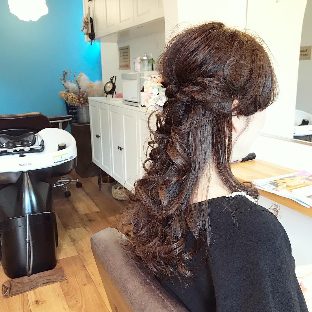 パパ、ママ、お母様、お姉ちゃん、お兄ちゃん、妹ちゃん、ご家族みなさん来てくださっているIサン。今日は、お姉様がご来店くださり、結婚式ご出席のためのセットをさせて頂きました。
ご希望のイメージで髪飾りも♪
お天気良くなってよかった☀️