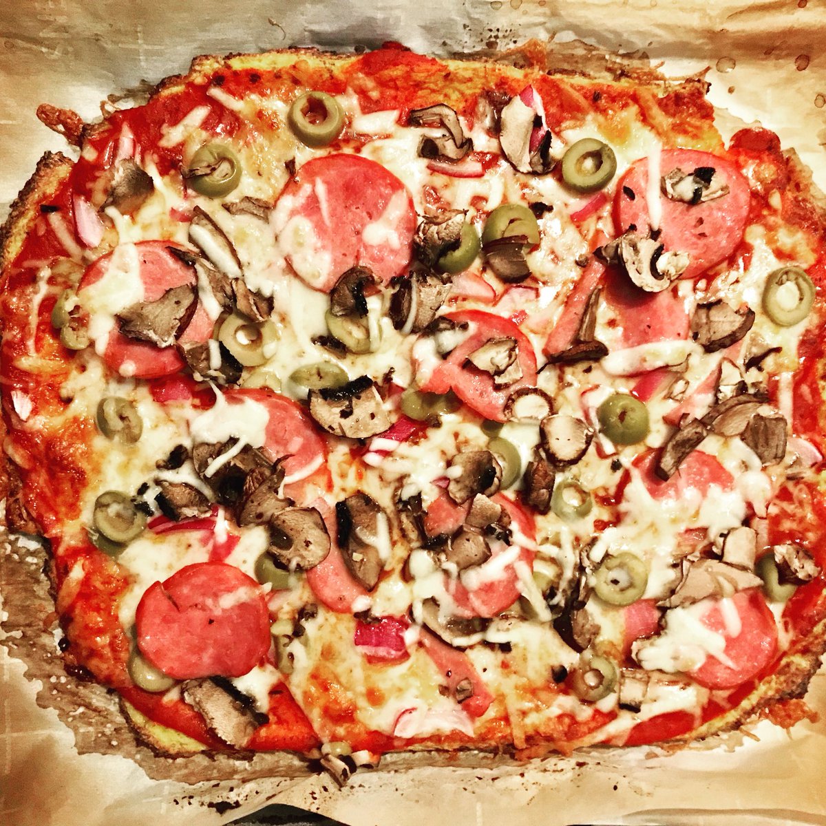 HorsefaceDee's tweet photo. I made a Yummy carb free Keto friendly pizza ... #ketodiet #Ketogenic #ketolife #pizza #homemade #yum #foodporn #carbfree #lowcalorie https://t.co/ibgvHCcoyg