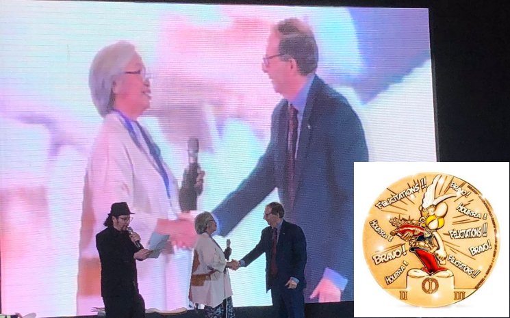 Félicitations 👏👏 à Ibu Rahartati, maman #Astérix, promue chevalier de l'Ordre des Arts et des Lettres @PopconAsia   >> bit.ly/2I7uonO

#Astérix #BD #PopconAsia2018 #Traduction #Culture #Diversité #ArtsetLettres