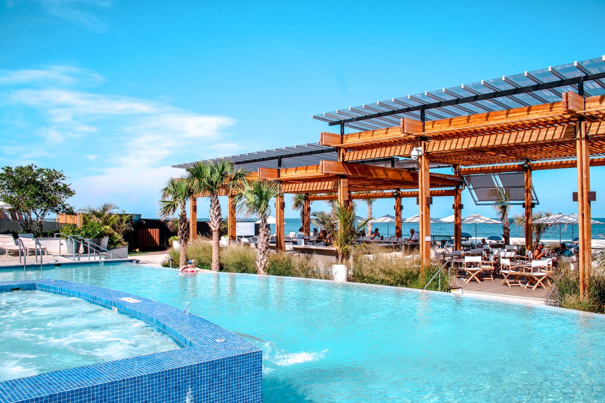 eatlivetraveldr's tweet photo. I just got back from Virginia Beach where I fell in love with @CavalierHotel <3 The beach club was incredible, the hotel is beautiful and the food is sensational! Ill be back soon :) #travel #loveVA #ttot ---> https://t.co/xRtkBZS6an https://t.co/2rOIYD6yTf