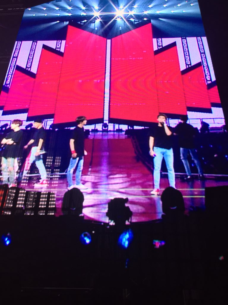 celestialpjm's tweet photo. a present for canadian armys 😭🇨🇦 #BTSinCANADA #BTSinHamilton #BTSLOVEYOURSELFTOUR https://t.co/0RzmWGpUaE
