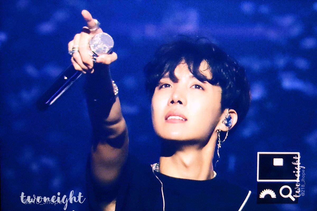 HoseokMexico's tweet photo. [PREVIEW] #방탄소년단 #제이홉 #BTS #JHOPE

Fotos de Hoseok en el concierto del LYT en Hamilton hoy 💕

Se ve muy lindo 😭😭

© 2018_Jhope | Hoseok México | #PrideHope🌼 | @BTS_twt | #BTS #BTSARMY #MPN https://t.co/InaIMjovma