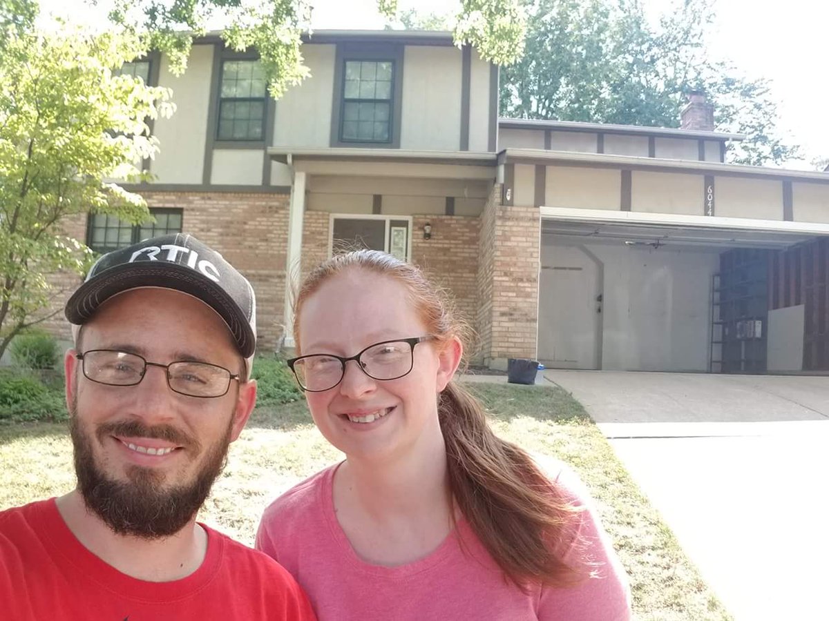 JamieWunderle's tweet photo. After a long weekend of moving, we are officially moved in!! Lots of packing and lifting but everything is at the new place..  Unpacking is a whole another adventure!! Our new neighbors are so friendly we got fresh baked banana bread and cookies!! #boxesfordays #imtired https://t.co/mSZmwMDZYv