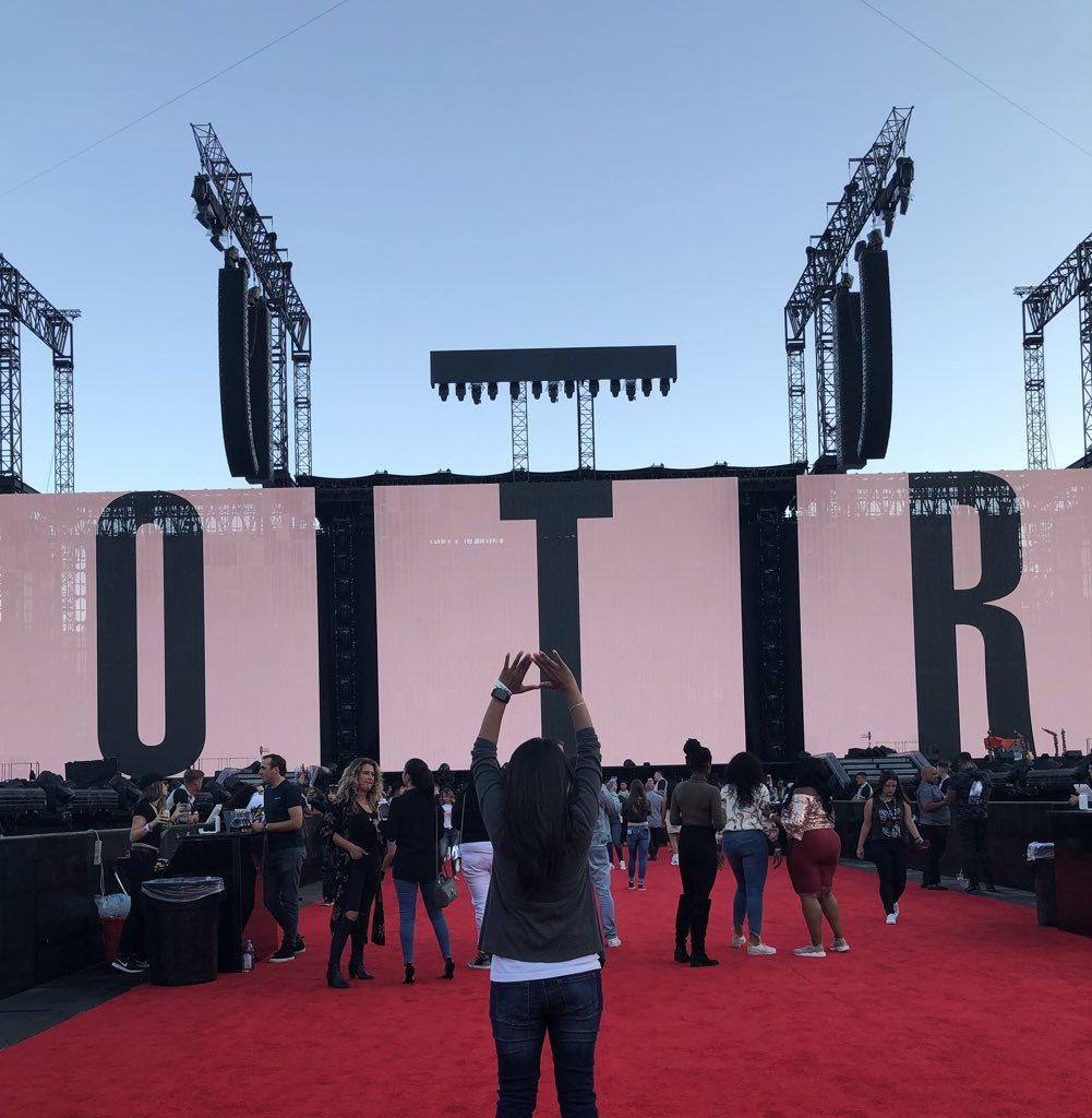 vitaminBey444's tweet photo. I can’t belive we made it... again. Night 2!!! #OTRII #ClubCarter #otrIIPasadena https://t.co/vQ4hWguAis