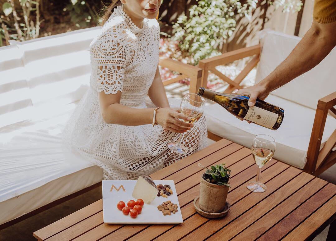 devinmcgovern's tweet photo. Enjoying a fall evening with my love ๐ฅ @CakebreadWines Chardonnay is crisp, clean and complements all fall flavors ๐ #partner #cakebreadcellars #cakebreadwine https://t.co/bRhDOhQmgp