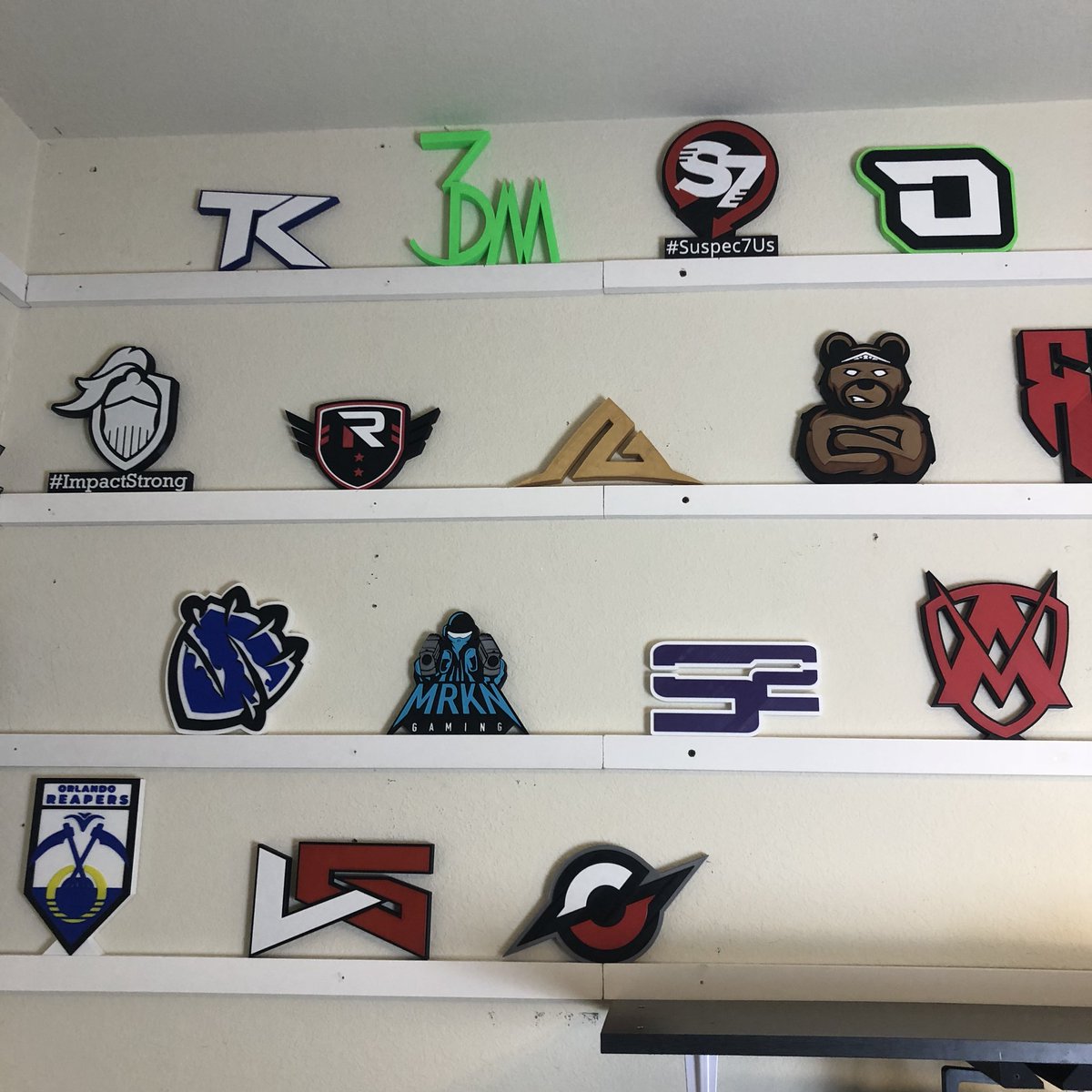.🚨🐢 Week 13 Giveaway starts now! RT &amp; Follow on Twitter to enter. 🚨🐢 

(Any logo on the wall)
Too many for 1 picture now. 🙌🏼

Get custom logos at SHURDLE.com

#Shurdle3D #3Dprinting
Drawing- Sep 30, 2018
*outside U.S. pays half shipping