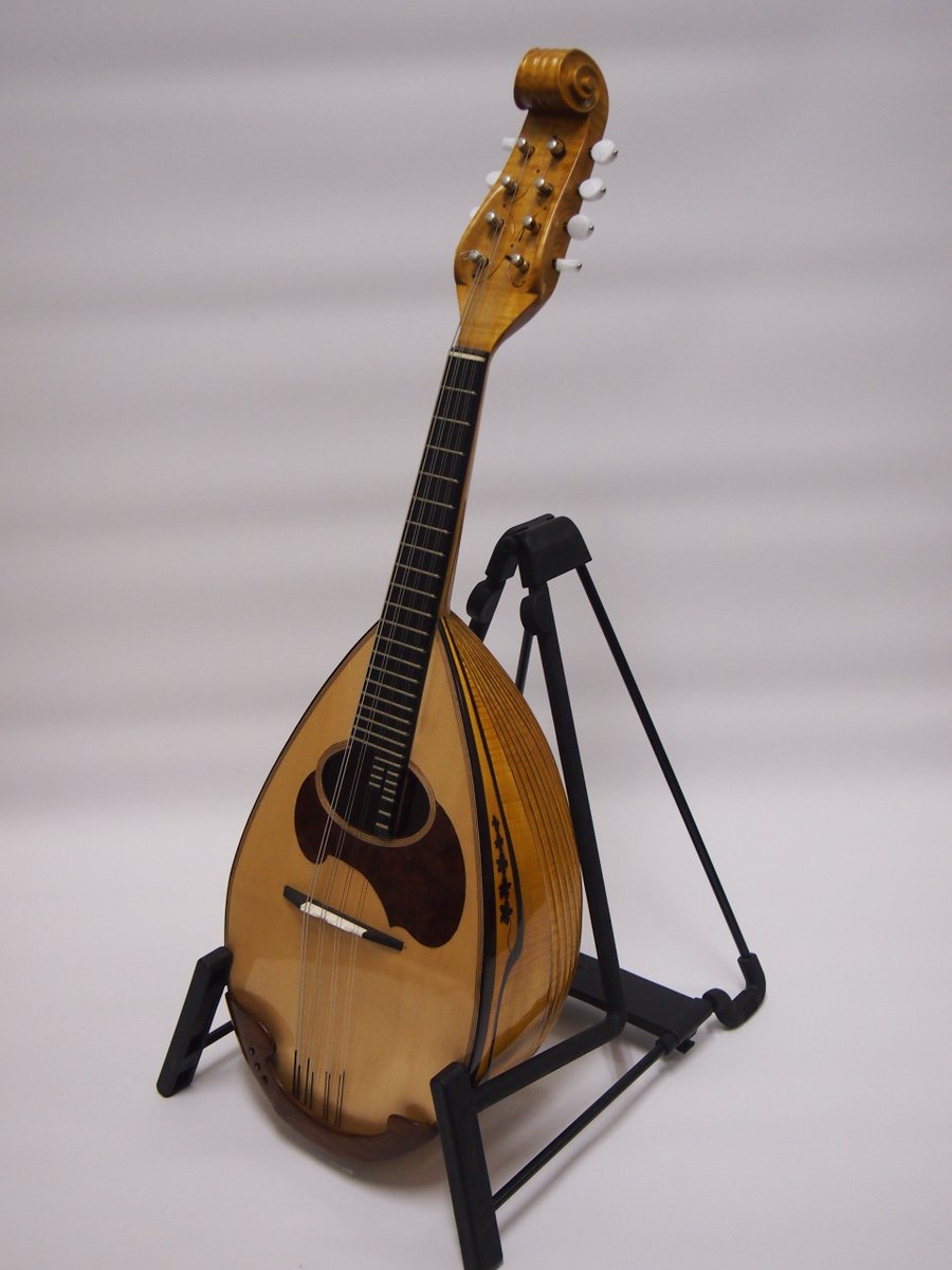 ikegakumandolin's tweet image. カラーチェマンドリンの最高峰、「クラシコA」セラック塗装モデルが入荷中！
表面板が松と杉の2種類ございます。
店頭に揃うのはかなり貴重ですので、ぜひ違いを体感してみてください！