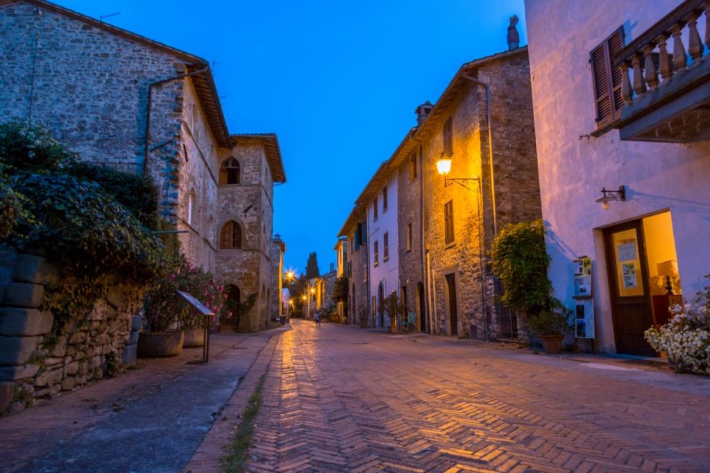 UmbriaTourism's tweet photo. #BuongiornoUmbria dall'Isola Maggiore, la seconda per grandezza del lago #Trasimeno.

Un gioiello circondato dall’acqua:
➡ https://t.co/RdAAJuZnT4 https://t.co/Q1AFeCW7ZW