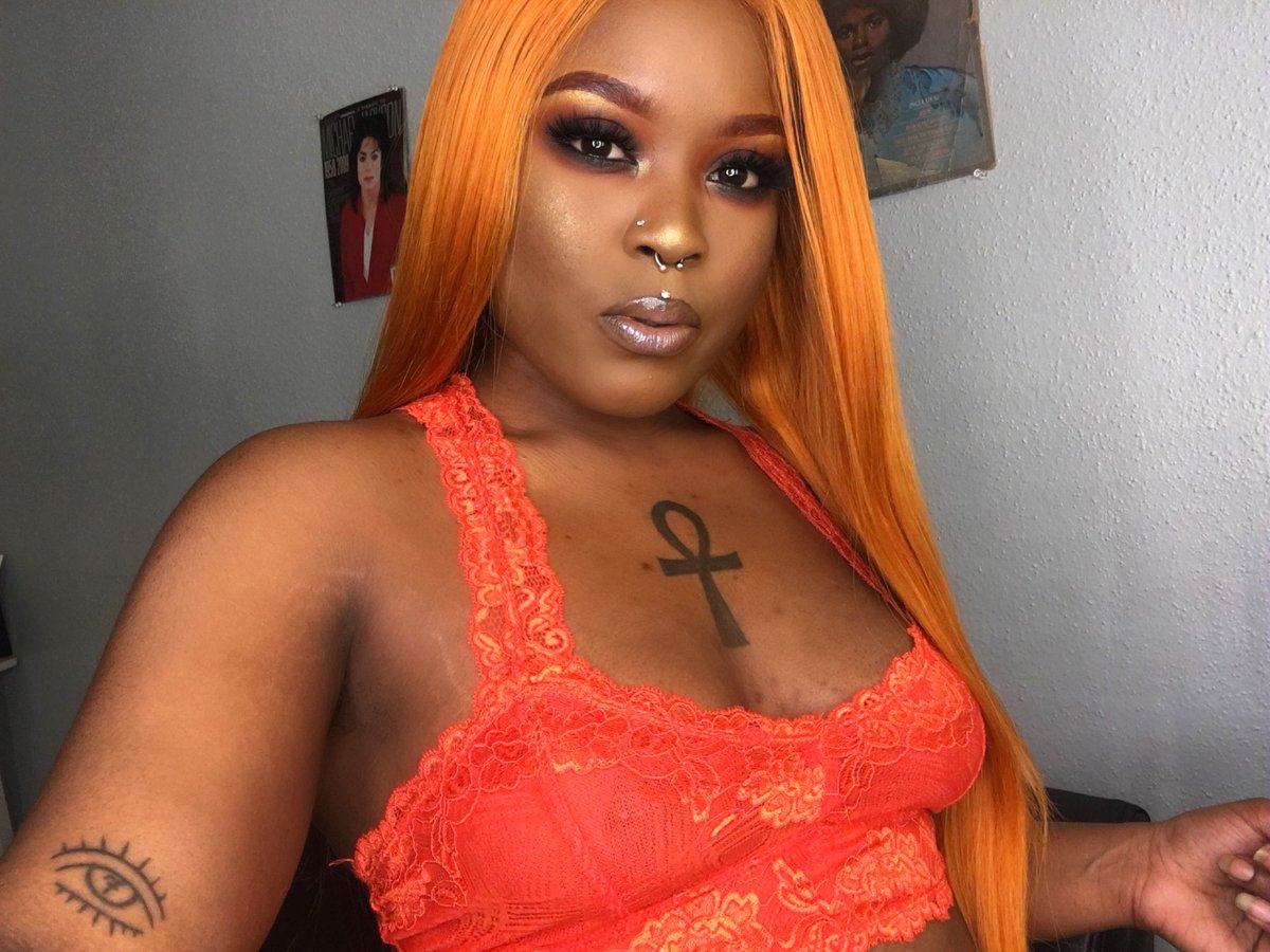 ImSoRavin's tweet photo. Iβm so happy itβs finally Fall. Can you tell? ππ #Morphe35O2 π§‘ https://t.co/q0DO70sYrm