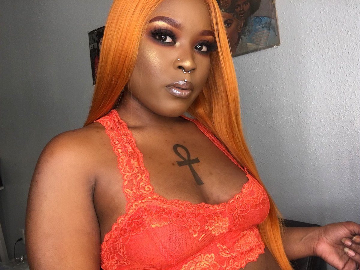 ImSoRavin's tweet photo. Iβm so happy itβs finally Fall. Can you tell? ππ #Morphe35O2 π§‘ https://t.co/q0DO70sYrm