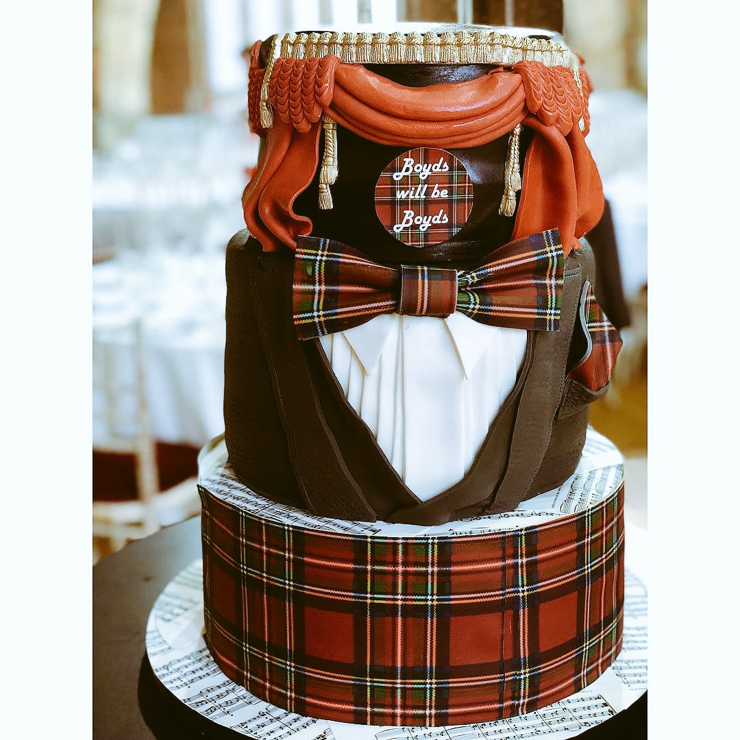 Still thinking of my <a href="/RoxyRaraCakes/">RoxyRara</a> wedding cake ! There was a gluten free tier , a vegan tier and a superb traditional bake tier!!! And they were all perfect !!!! And that middle tier is exactly what I wore !!!!!!!!!!!! <a href="/RoxanneSaili/">Roxanne Saili</a> is a genius 🎩🎩