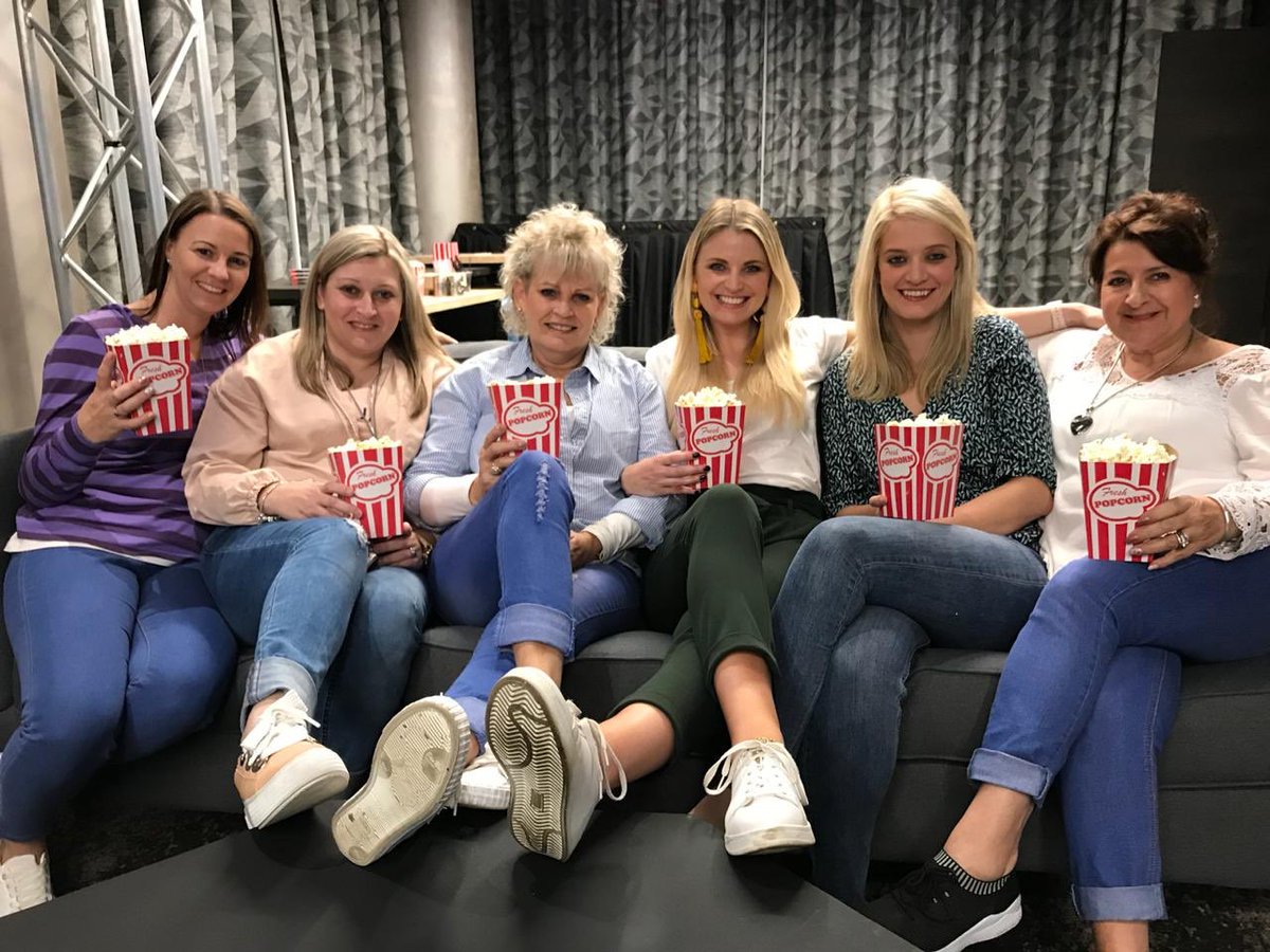 Groot pret by die #SustersFilm pajama party saam met die lieflike <a href="/LeahMusiekSA/">Leah</a> 🎈🌟❣️