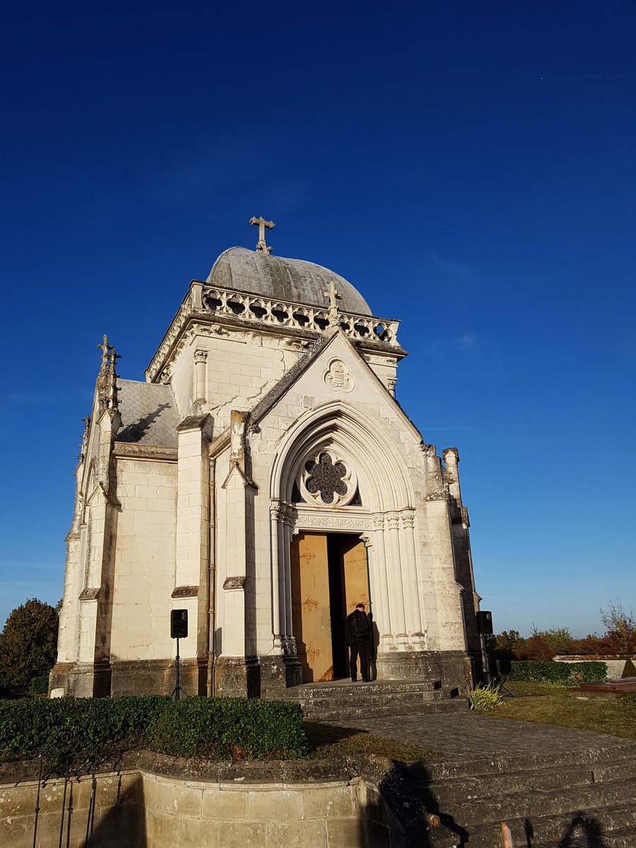 Cmentarz w Montresor. Tu spoczywał zmarły w 1973 r. Admirał Józef Unrug. Za godzinę rozpoczną się uroczystości przeniesienia jego prochów. Zgodnie z jego wolą powrócą do Polski! <a href="/Kombatanci/">UdSKiOR</a> <a href="/ipngovpl/">Instytut Pamięci Narodowej</a> <a href="/BBN_PL/">Biuro Bezpieczeństwa Narodowego | BBN</a> <a href="/MarWojRP/">Marynarka Wojenna RP/ Polish Navy</a> @PL1918 <a href="/WojskoPolskie/">Siły Zbrojne Polski</a>